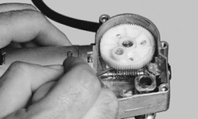 Снимите шестерню редуктора