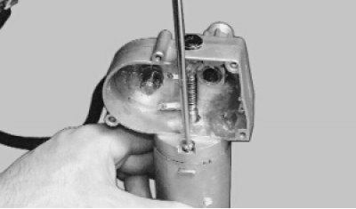 Выверните два винта