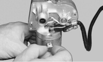 выньте две закладные гайки