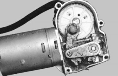 смажьте шестерню редуктора