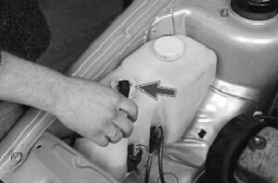 Снятие и установка бачка омывателя