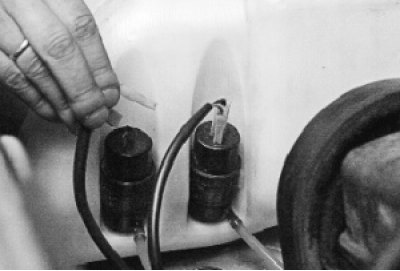 Отсоедините колодки с проводами