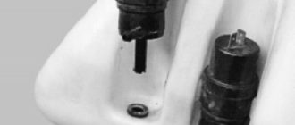 выньте электронасосы из бачка