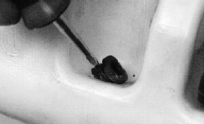 подденьте уплотнительную втулку