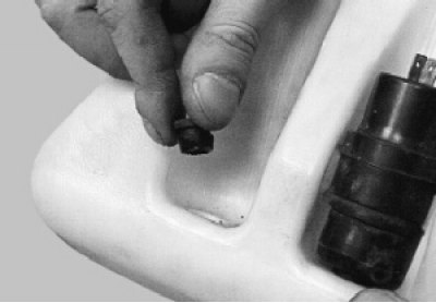 выньте из отверстия в бачке