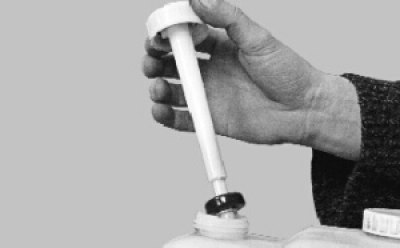 выньте датчик уровня омывающей жидкости