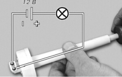 При опущенном вниз поплавке лампа должна гореть