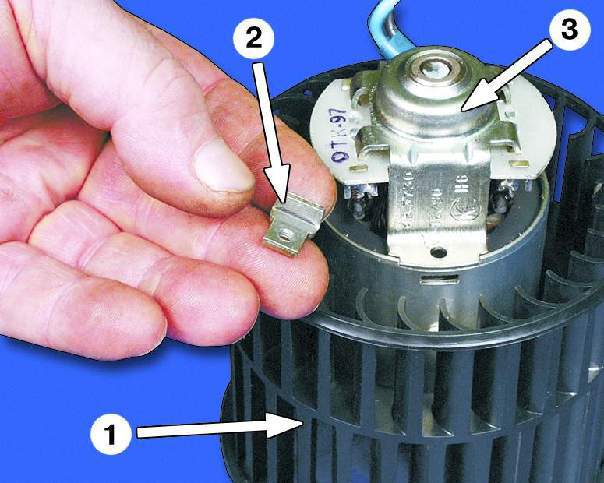 Поддев отверткой пластмассовые защелки кожуха