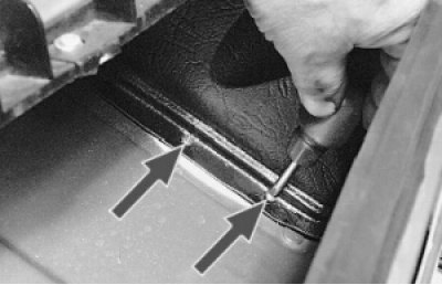 выверните по два винта крепления кожуха