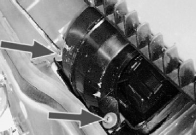 Выверните два винта крепления вентилятора