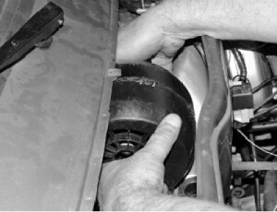 выведите из зацепления переднюю опору вентилятора