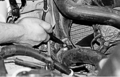 отверните две гайки нижнего крепления кожуха