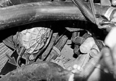 Разъедините колодку жгута проводов электровентилятора