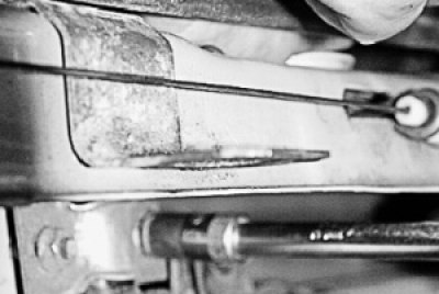 Отверните две гайки прижимной пластины