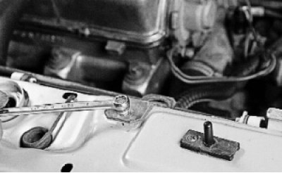 Выверните болт крепления