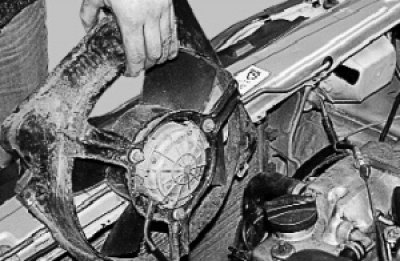 выньте кожух вместе с электровентилятором