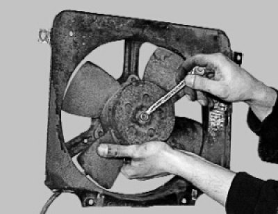 Для замены электродвигателя вентилятора отверните гайку