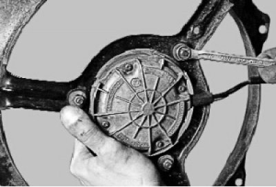 Отверните три гайки крепления электродвигателя