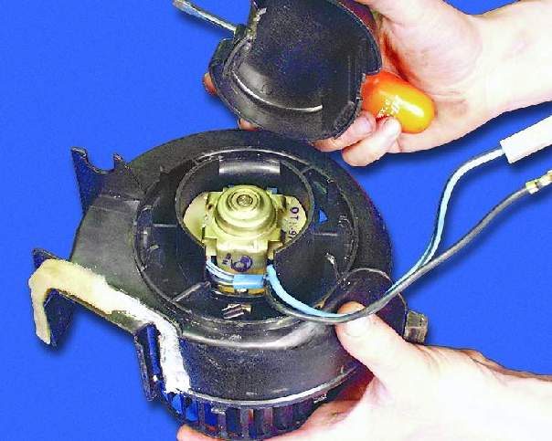 Снимите крышку двигателя