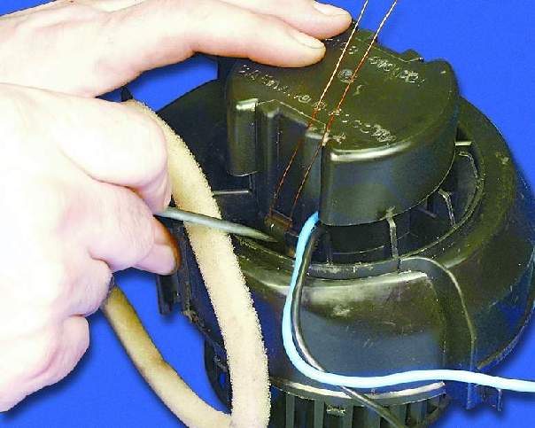 Установите крышку двигателя