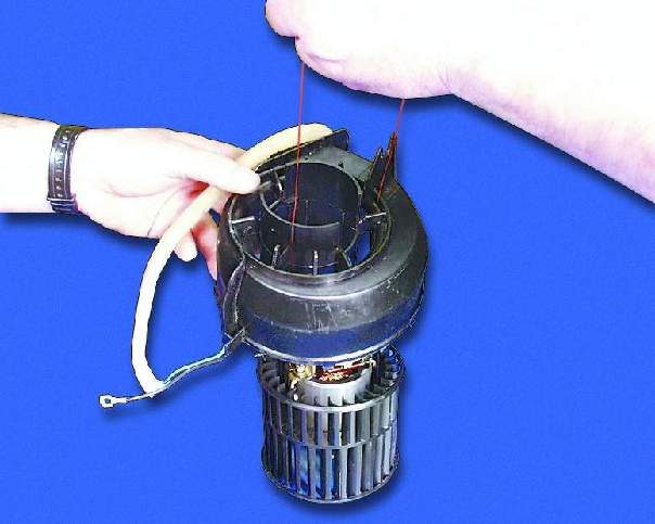 Вставьте двигатель в левый кожух вентилятора