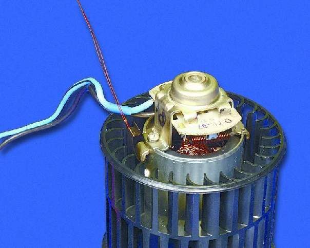 Наденьте два пружинных зажима на закладные гайки