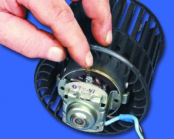 Вставьте пружины щеток в направляющие