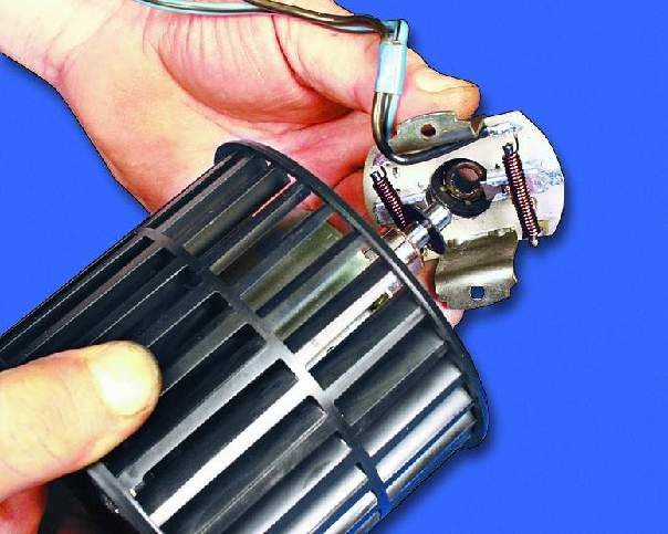 Установите щеткодержатель на двигатель