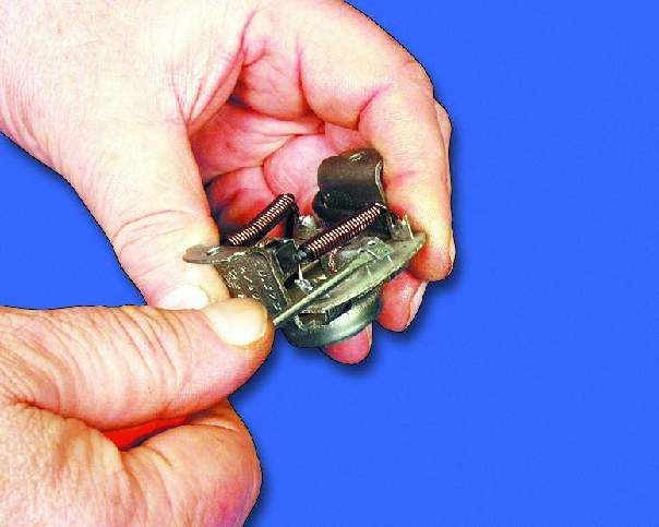 Осторожно отогните края направляющих