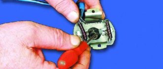 вставьте до упора щетки в направляющие