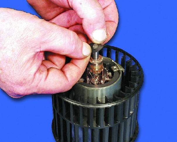 Наденьте на вал изоляционную шайбу