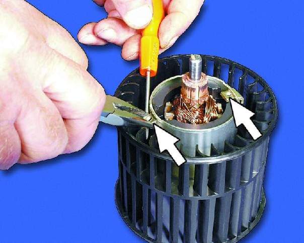 вставьте две закладные гайки