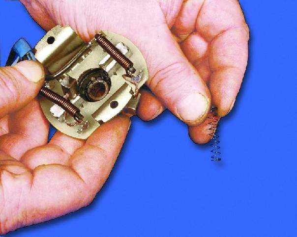 Выньте пружины из направляющих щеток