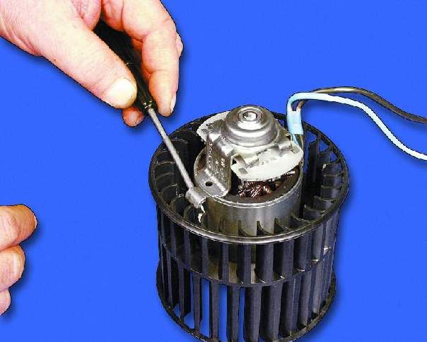 выньте две закладные гайки