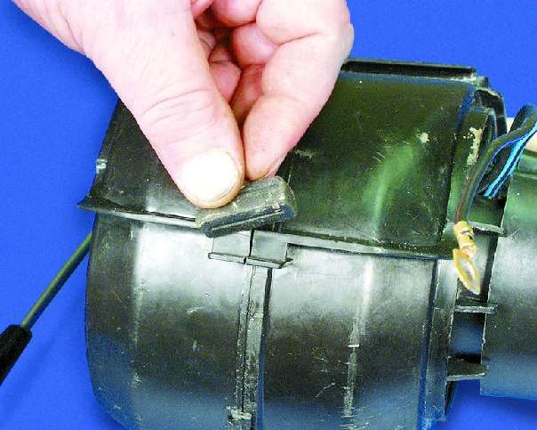 Соедините и защелкните между собой левый и правый кожухи вентилятора