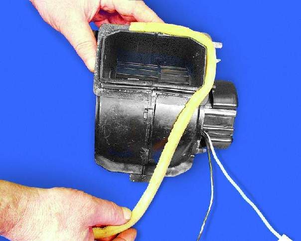 Приклейте к кожуху вентилятора поролоновый уплотнитель