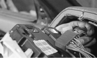 Отсоедините колодки жгутов проводов