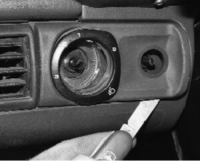 Подденьте заостренным инструментом