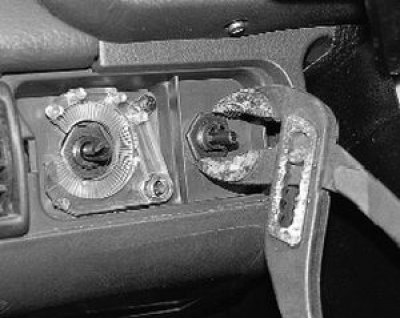 Отверните гайку крепления переключателя освещения