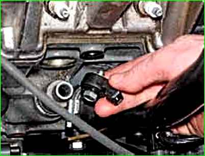 Выверните болт крепления датчика