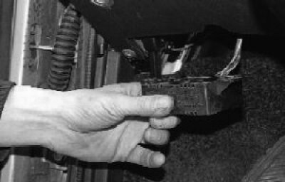 выведите из-под панели приборов блок управления