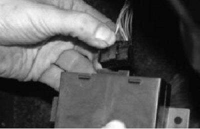 Отсоедините колодку жгута проводов