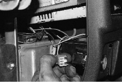 Отсоедините от прикуривателя колодку