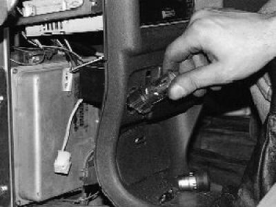 выньте его из центральной консоли