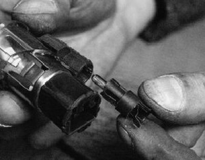 Выньте из корпуса прикуривателя патрон