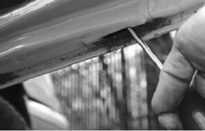 прочистите дренажные отверстия в каждой двери