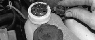 Замена датчика уровня охлаждающей жидкости в расширительном бачке