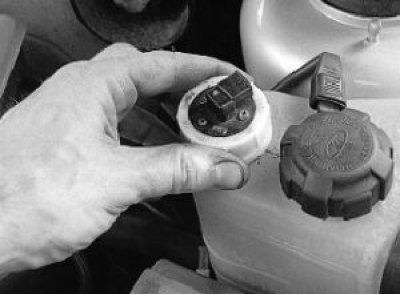 Отверните гайку крепления датчика к корпусу