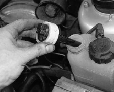 выньте датчик из бачка