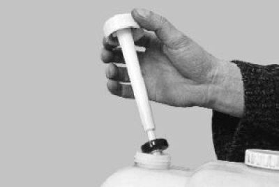 Отверните датчик и выньте его из бачка омывателя